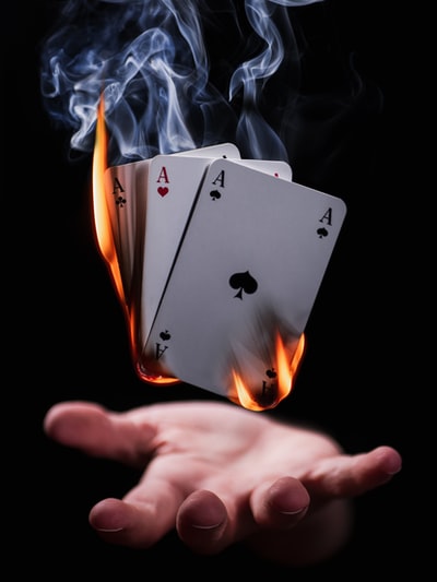 燃烧的扑克牌

